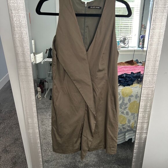 Sleeveless Black Halo dress with deep V-neckline - Picture 2 of 3